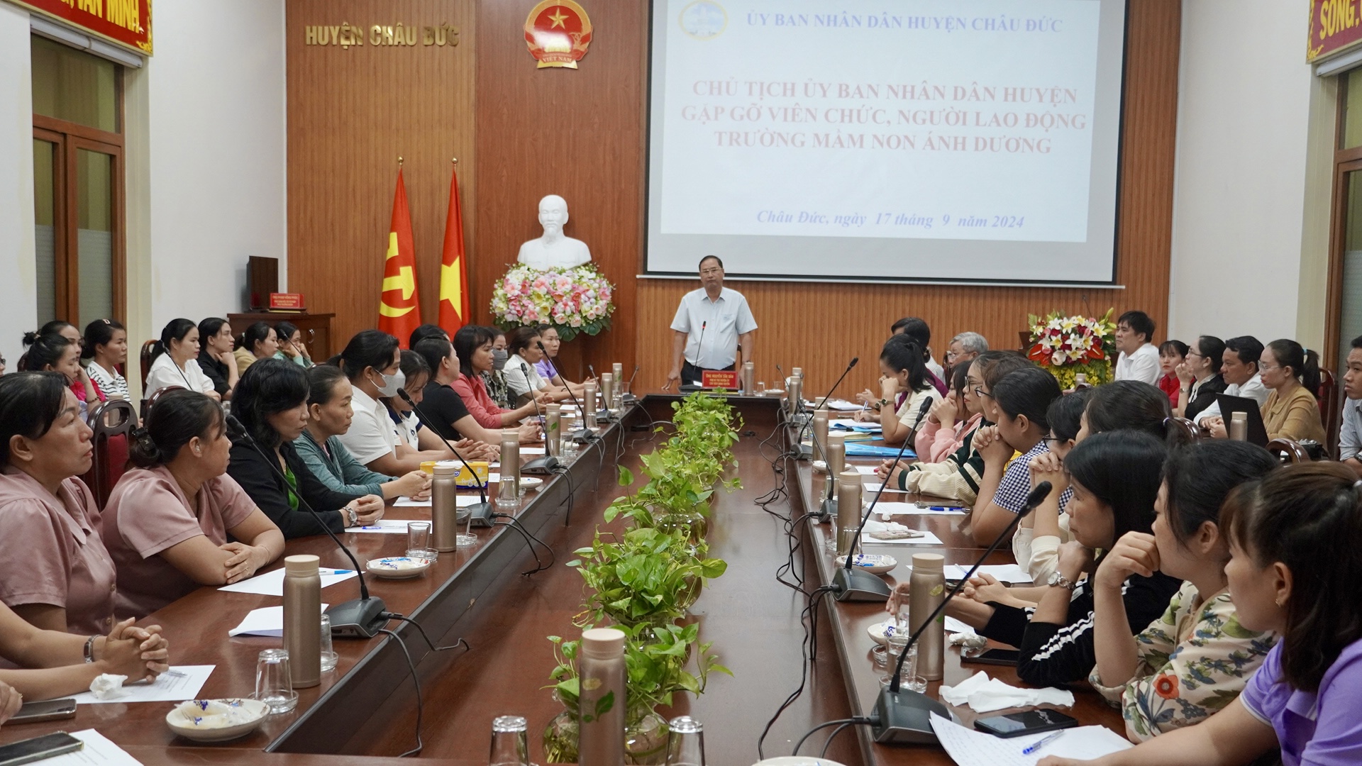 Vụ cơm gi&aacute;o vi&ecirc;n chỉ c&oacute; 2 miếng chả: Đối thoại với chủ tịch huyện, nhiều gi&aacute;o vi&ecirc;n nghẹn ng&agrave;o- Ảnh 1.