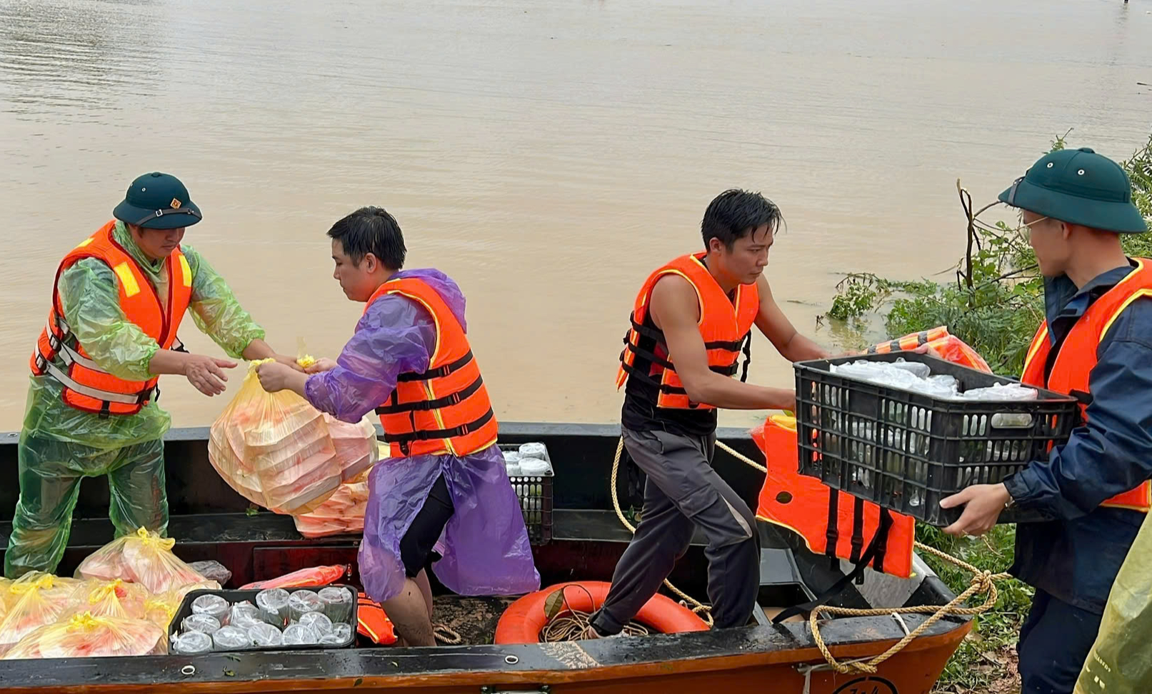 Diễn đ&agrave;n &ldquo;L&agrave;m thế n&agrave;o để c&ocirc;ng t&aacute;c cứu trợ được hiệu quả, thiết thực?&rdquo;: Chấp h&agrave;nh nghi&ecirc;m t&uacute;c ph&aacute;p luật- Ảnh 3.