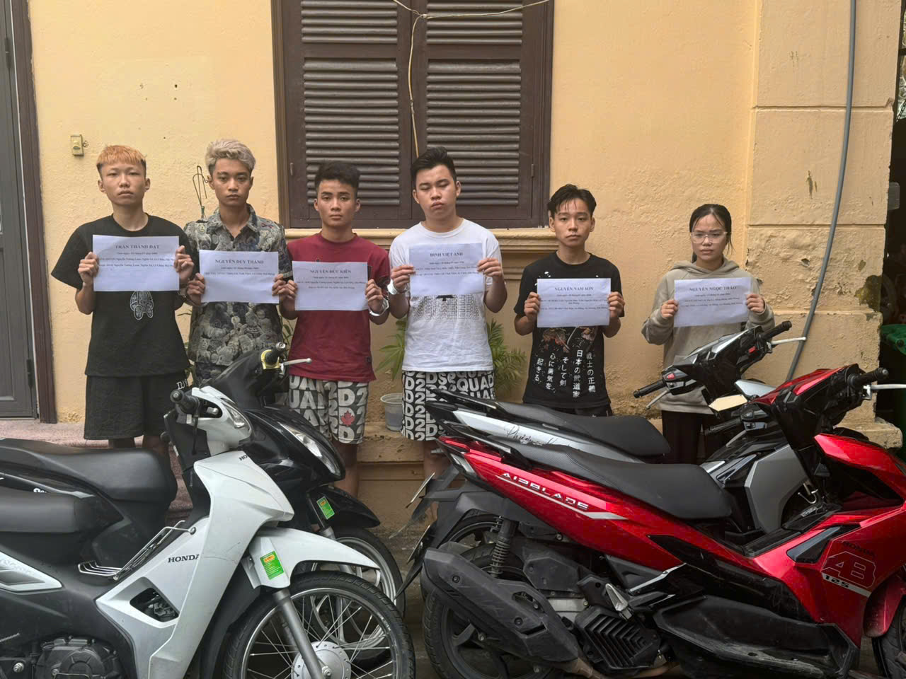 Bị nh&oacute;m c&ocirc;n đồ v&ocirc; cớ tấn c&ocirc;ng, nam thanh ni&ecirc;n t&ocirc;ng xe v&agrave;o c&acirc;y đổ do b&atilde;o tử vong- Ảnh 1.