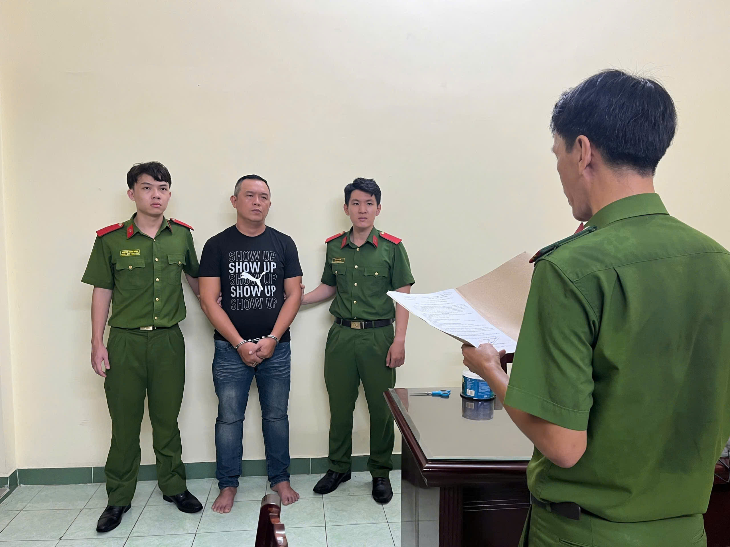 Khởi tố người đ&agrave;n &ocirc;ng d&ugrave;ng mỏ lết đ&aacute;nh t&agrave;i xế &ocirc; t&ocirc; ở TP HCM- Ảnh 1.