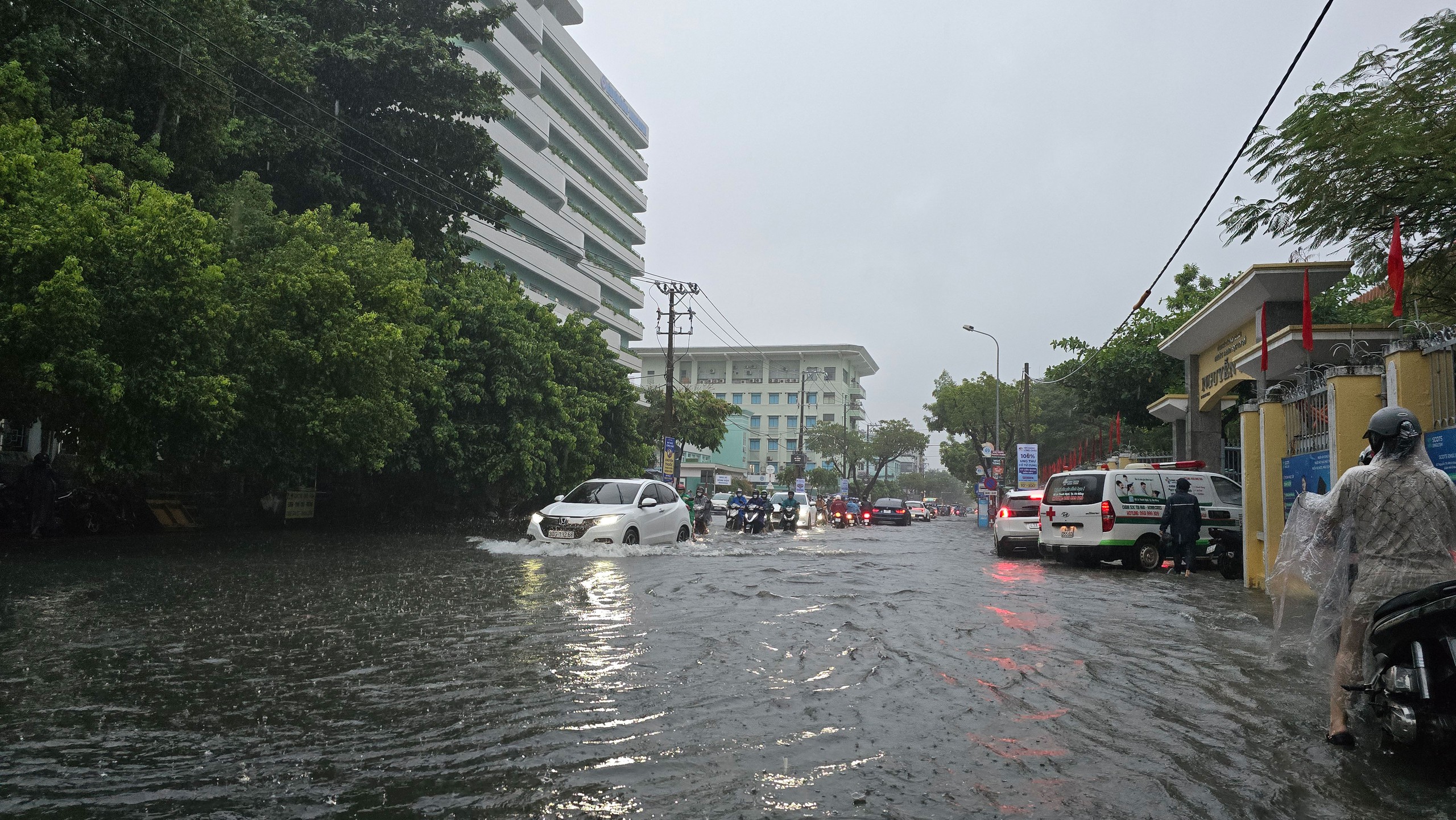 Mưa lớn khiến nhiều tuyến đường ở Đ&agrave; Nẵng ngập nặng v&agrave;o ng&agrave;y 18-9. Ảnh: HẢI ĐỊNH