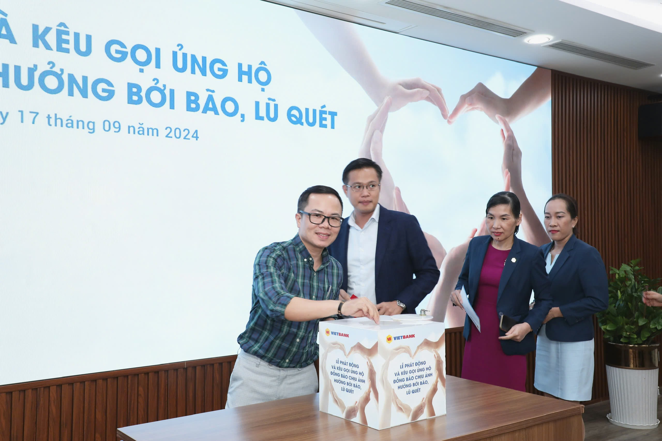 Ban l&atilde;nh đạo c&ugrave;ng c&aacute;n bộ nh&acirc;n vi&ecirc;n Vietbank chung tay đ&oacute;ng g&oacute;p tại sự kiện