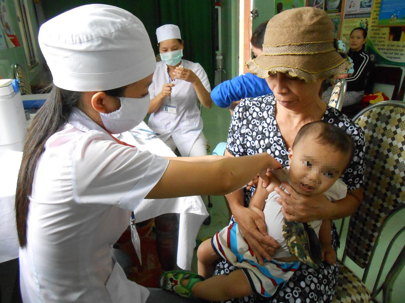 Ngành y tế Bình Định triển khai chiến dịch tiêm vắc xin sởi - rubella trong tiêm chủng mở rộng năm 2014-2015.