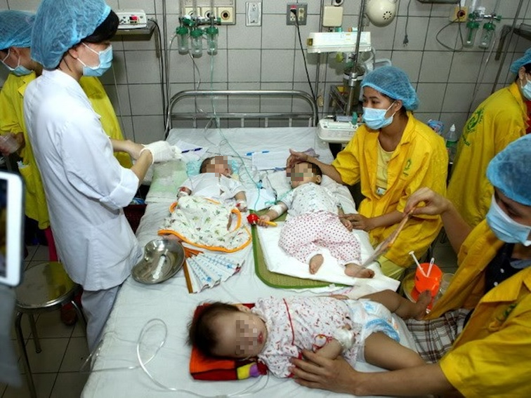 Các bệnh nhi mắc bệnh sởi tại Khoa Nhi của Bệnh viện Nhiệt đới Trung ương. Ảnh TXVN