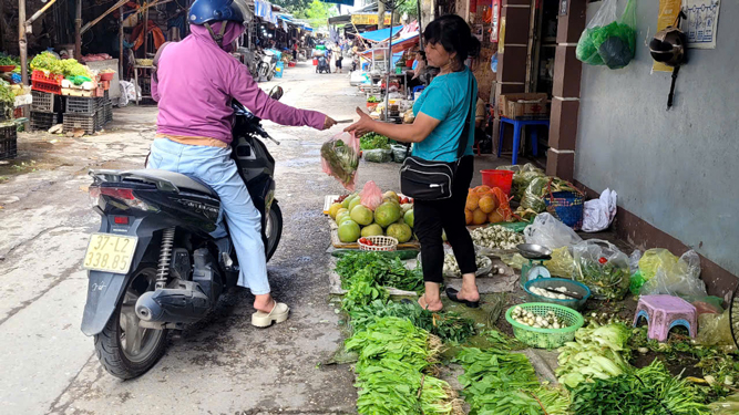 Gi&aacute; rau xanh b&aacute;n ngo&agrave;i chợ gi&aacute; cao hơn 2-3 lần so với trước b&atilde;o Ảnh: TH&Ugrave;Y LINH