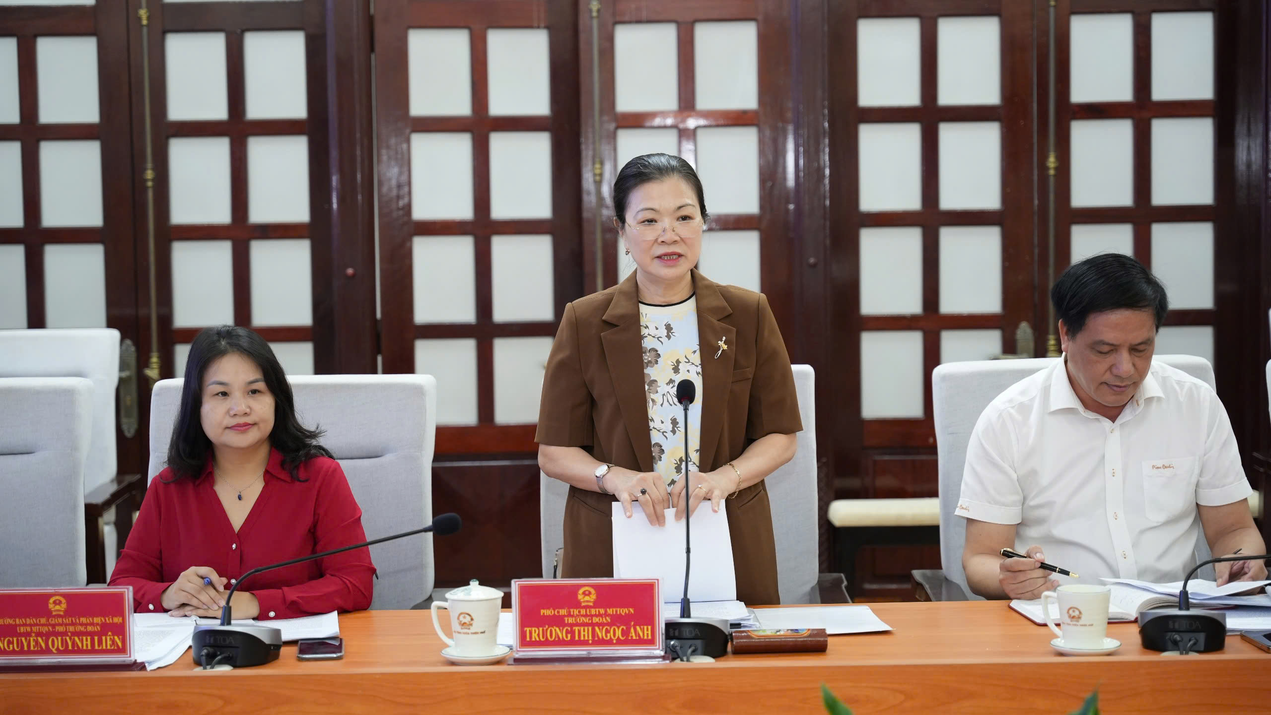 L&atilde;nh đạo Thừa Thi&ecirc;n - Huế về cơ sở để r&otilde; t&acirc;m tư của c&ocirc;ng d&acirc;n- Ảnh 1.