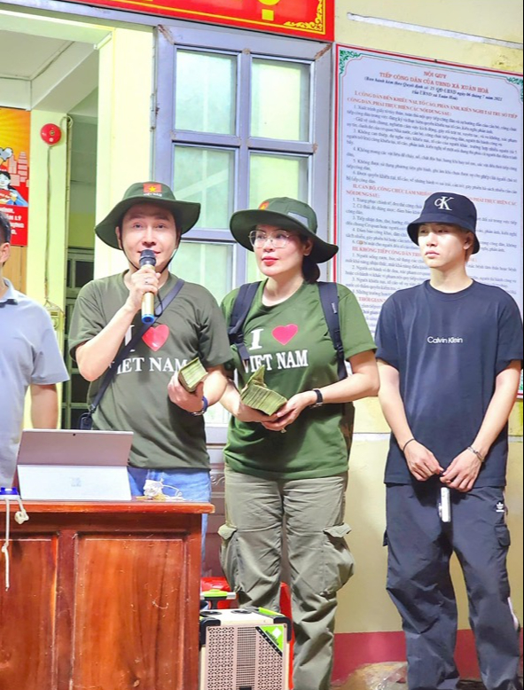 Phương L&ecirc; - NSƯT Vũ Lu&acirc;n mang tấm l&ograve;ng đến với b&agrave; con L&agrave;o Cai- Ảnh 3.