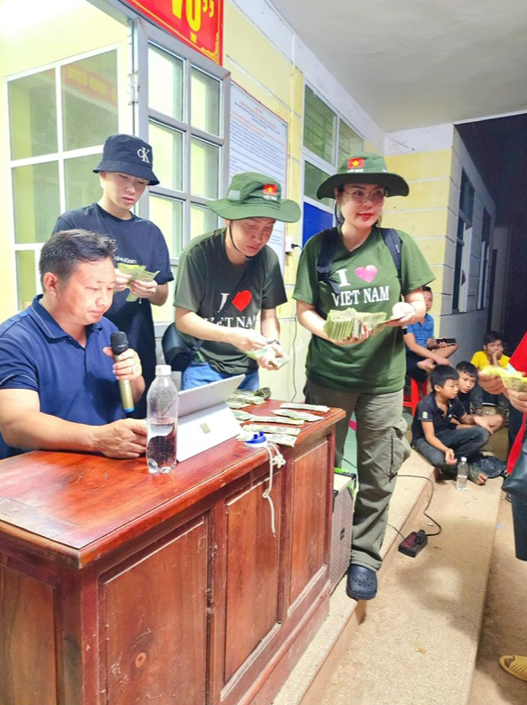 Phương L&ecirc; - NSƯT Vũ Lu&acirc;n mang tấm l&ograve;ng đến với b&agrave; con L&agrave;o Cai- Ảnh 1.