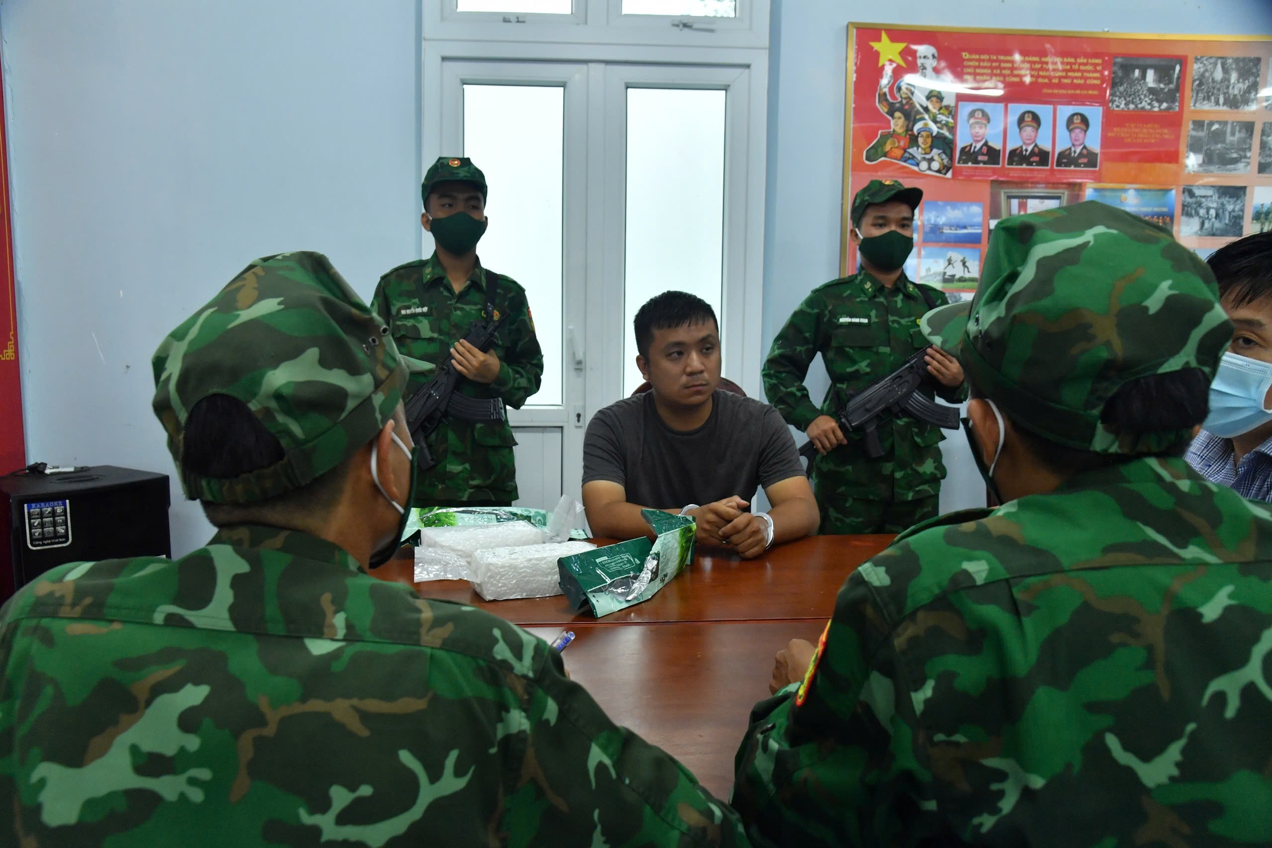 Người nước ngo&agrave;i vận chuyển ma t&uacute;y bị bắt giữ ngay khi nhập cảnh tại bi&ecirc;n giới T&acirc;y Ninh- Ảnh 1.