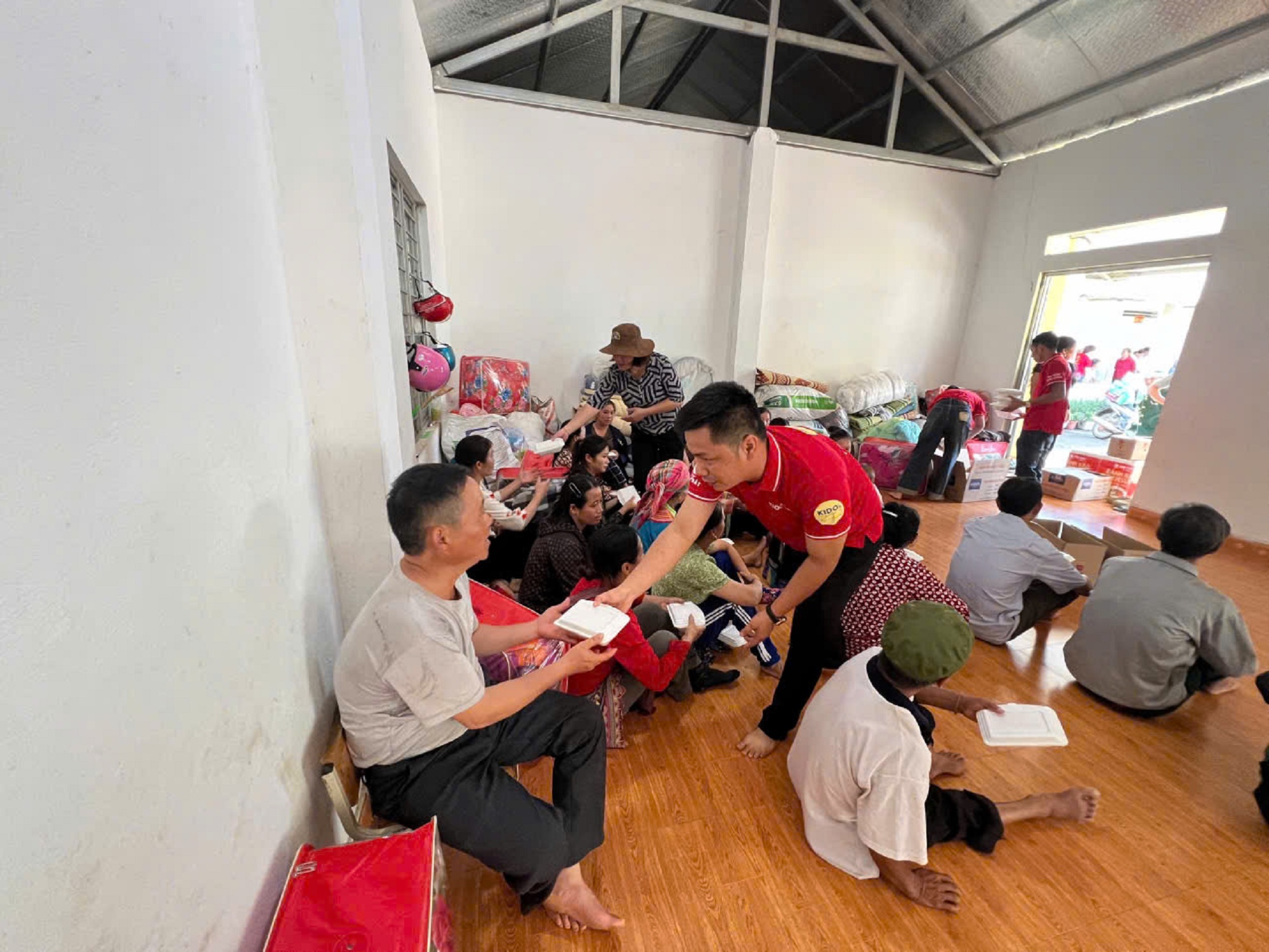 Nhiều doanh nghiệp ph&iacute;a Nam b&aacute;n h&agrave;ng kh&ocirc;ng lợi nhuận, hỗ trợ người d&acirc;n v&ugrave;ng lũ- Ảnh 1.