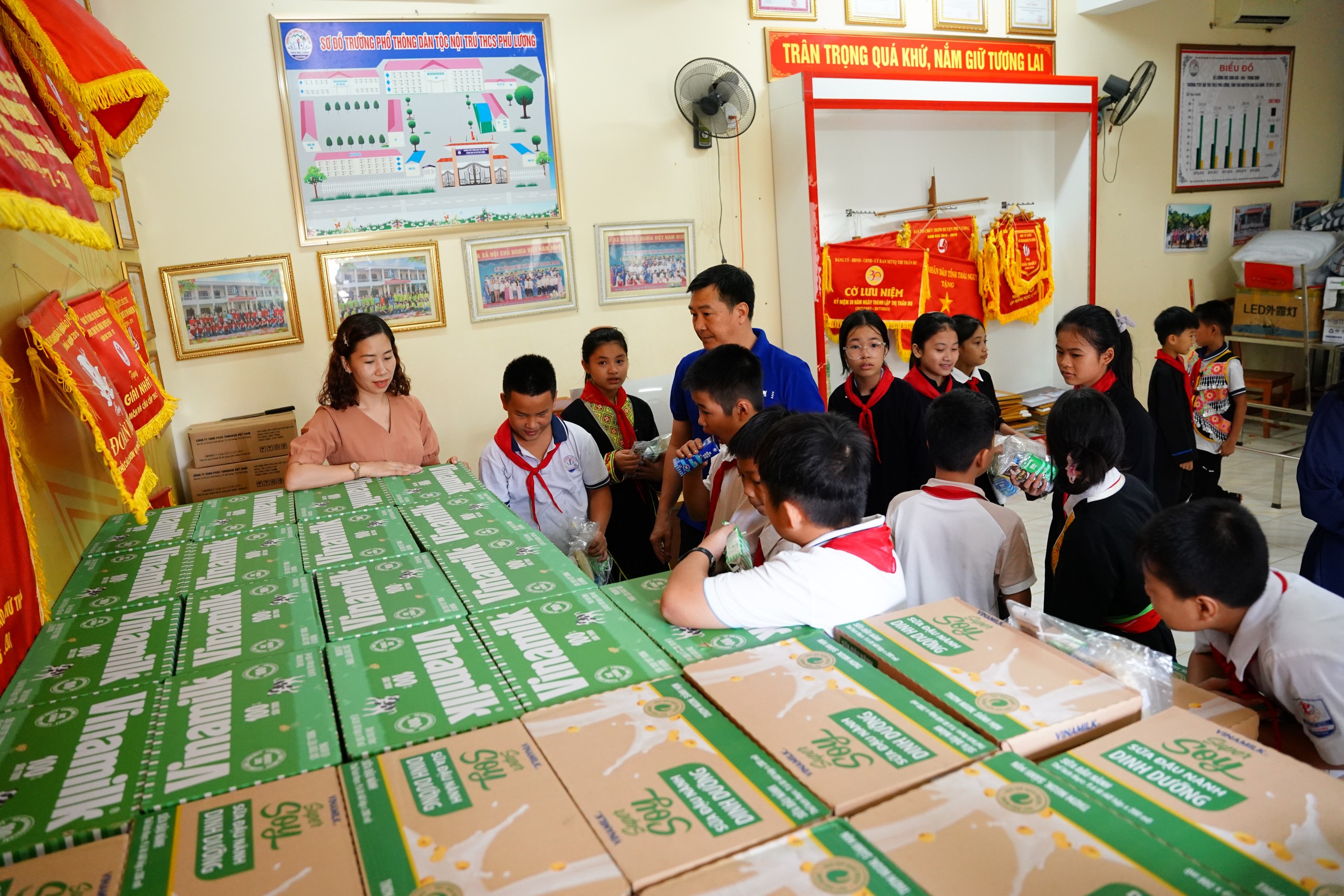 Mang Trung thu ấm &aacute;p đến trẻ em mọi miền- Ảnh 1.