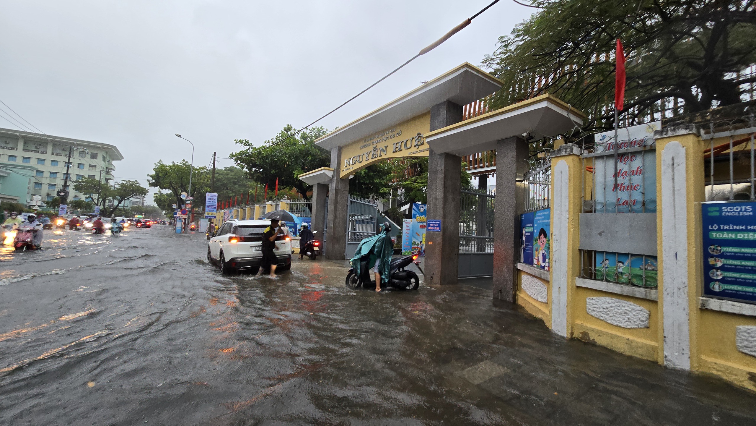 Đà Nẵng: Đường ngập sau mưa lớn, phụ huynh bì bõm đưa con đến trường- Ảnh 1.