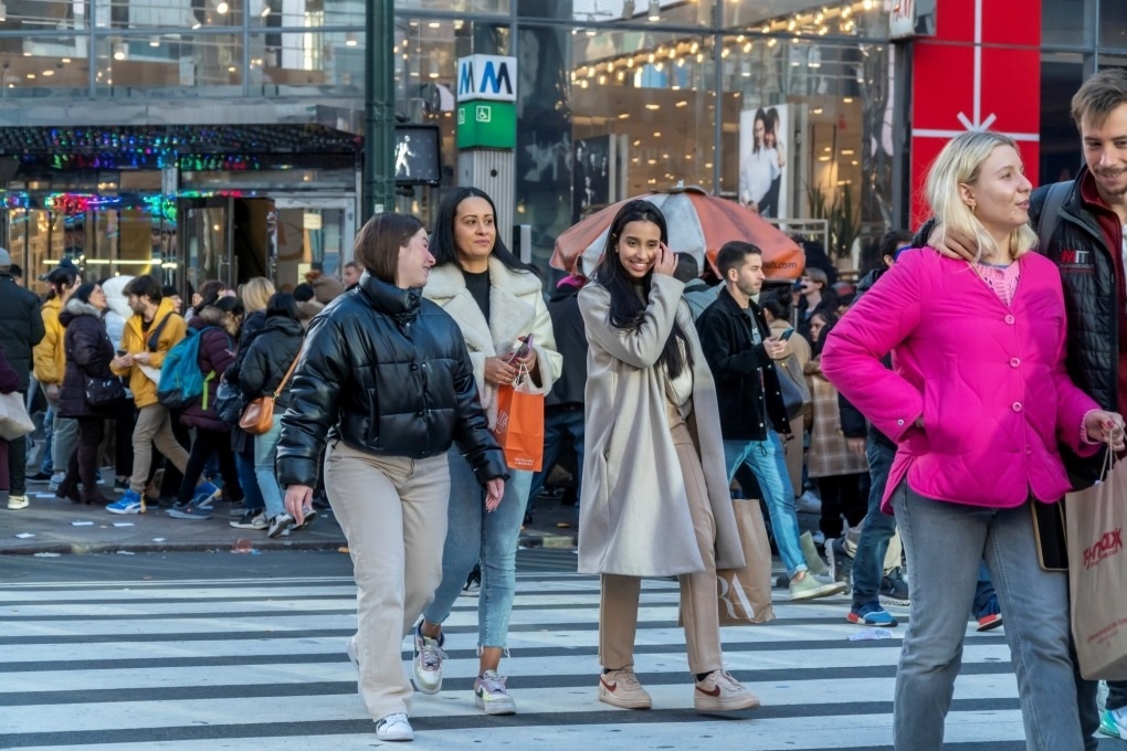 B&ecirc;n ngo&agrave;i một trung t&acirc;m thương mại ở New York (Mỹ) v&agrave;o dịp Blak Friday 2023. Ảnh: Reuters