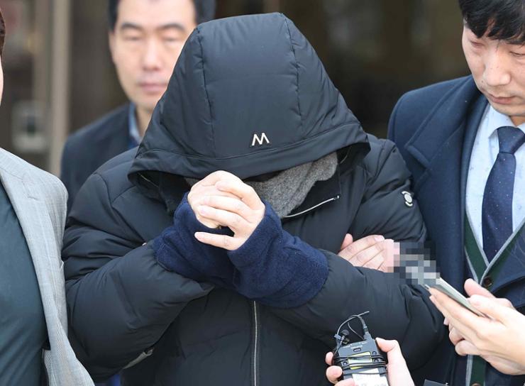 A former Samsung Electronics researcher leaves the Seoul Central District Court after being questioned on charges of leaking the Korean firm's key semiconductor technologies to China, Jan. 16. Yonhap