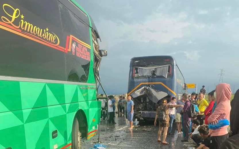 Tai nạn liên hoàn giữa 2 xe khách và ôtô con khiến cao tốc Bắc - Nam ùn tắc