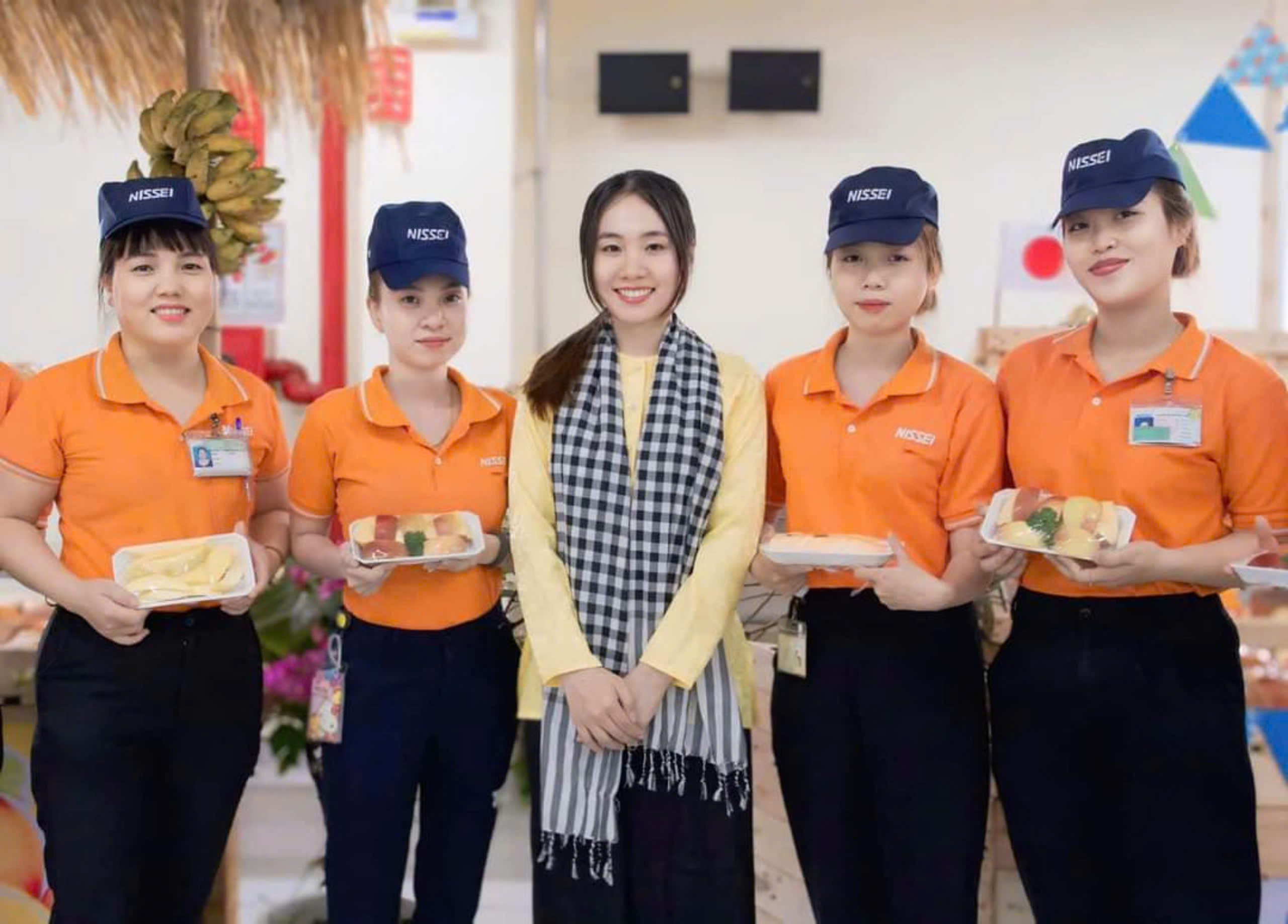 Hàng ngàn công nhân được thưởng thức trái cây miễn phí- Ảnh 9.