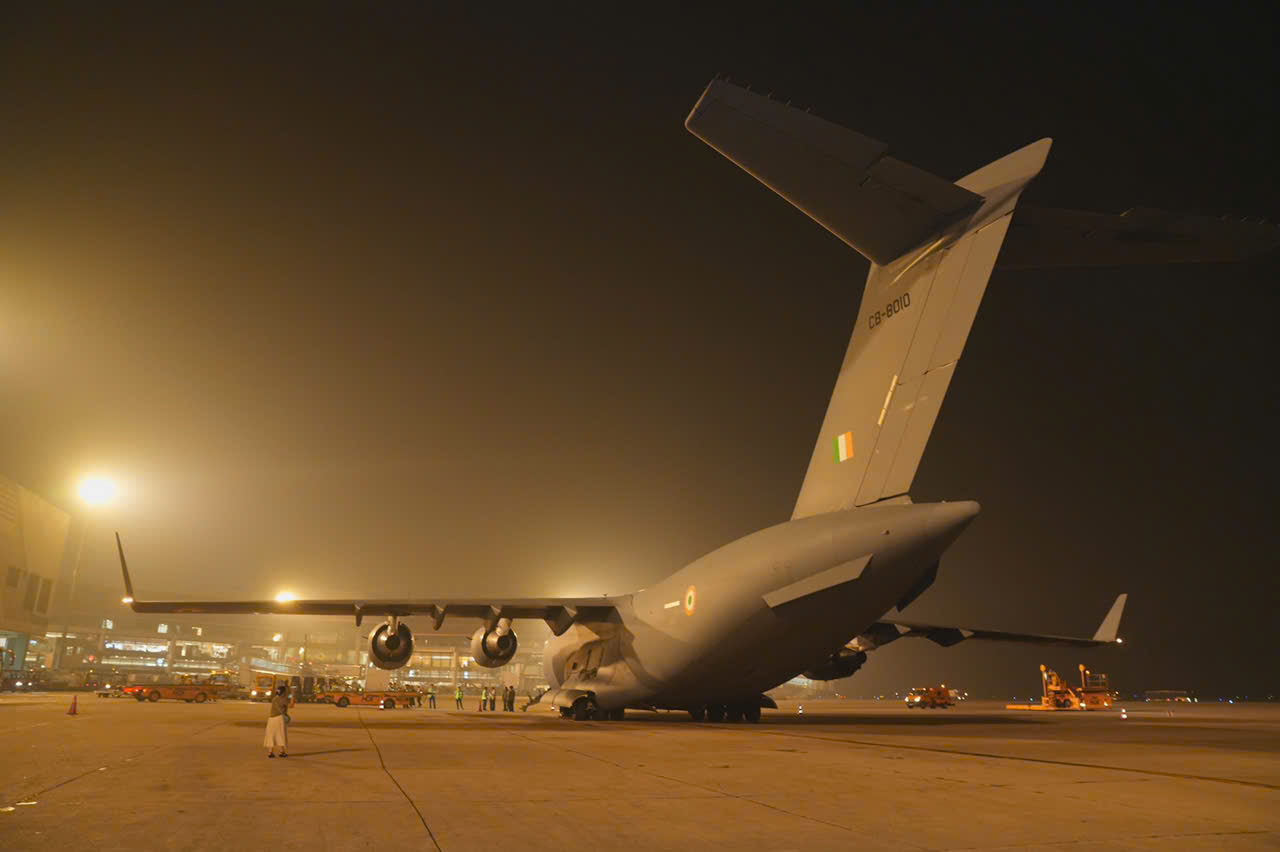 VIDEO: Các chuyến bay "ngựa thồ" C-17 chở hàng cứu trợ quốc tế đáp xuống Nội Bài- Ảnh 5.