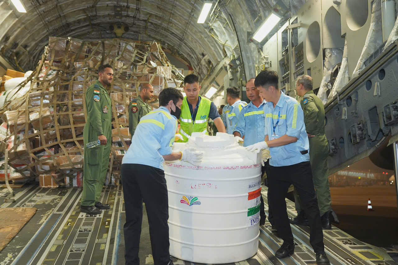 VIDEO: Các chuyến bay "ngựa thồ" C-17 chở hàng cứu trợ quốc tế đáp xuống Nội Bài- Ảnh 6.