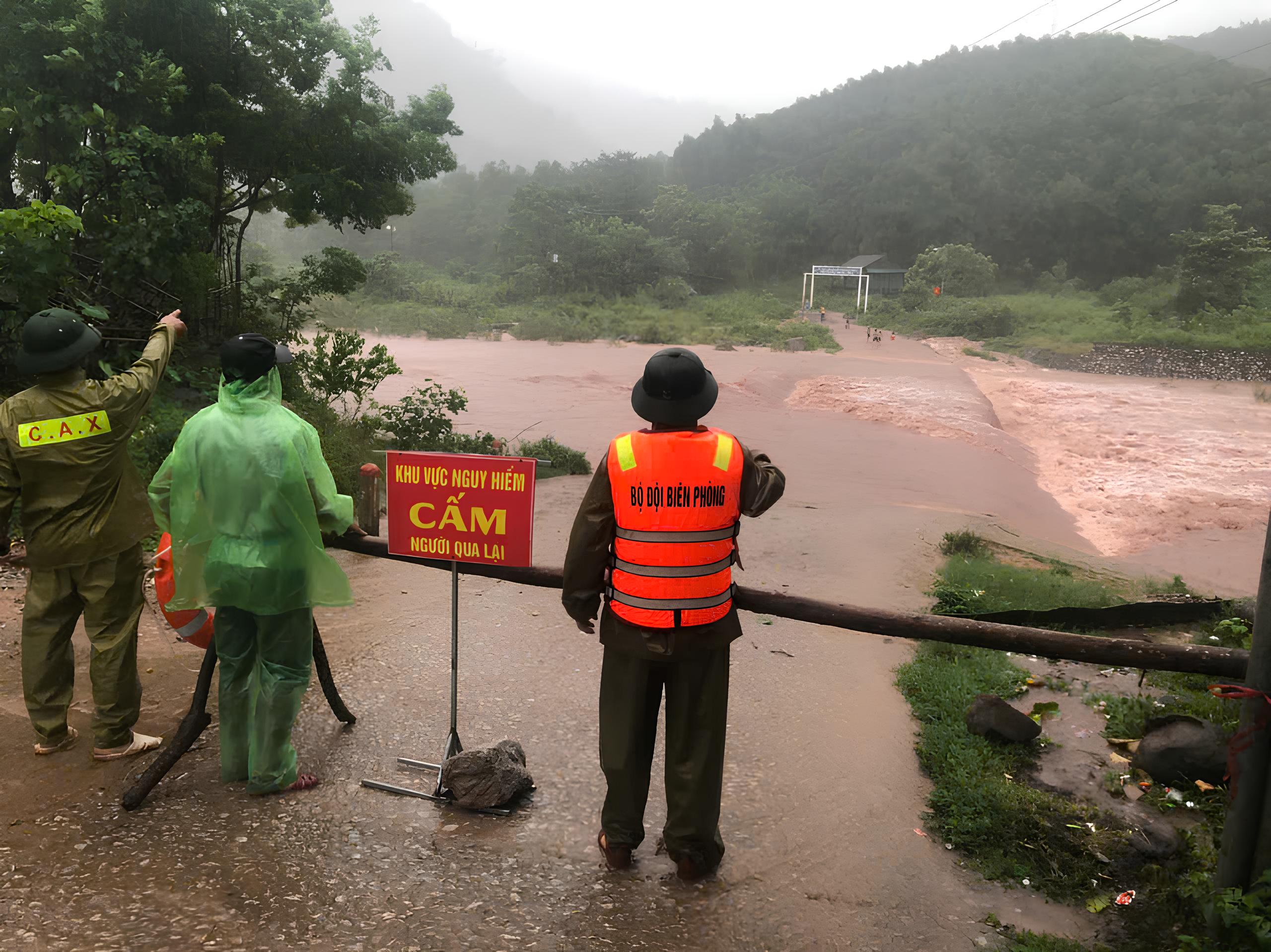 Các lực lượng chức năng Quảng Bình cắm biển báo, ngăn người dân qua lại các vùng nước chảy xiết Ảnh: Hoàng Phúc