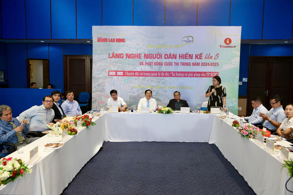 Trao đổi &yacute; kiến tại tọa đ&agrave;m &ldquo;Chuyển đổi số trong quản l&yacute; đ&ocirc; thị: Xu hướng v&agrave; giải ph&aacute;p cho TP HCM&rdquo;, s&aacute;ng 19-9. Ảnh: HO&Agrave;NG TRIỀU