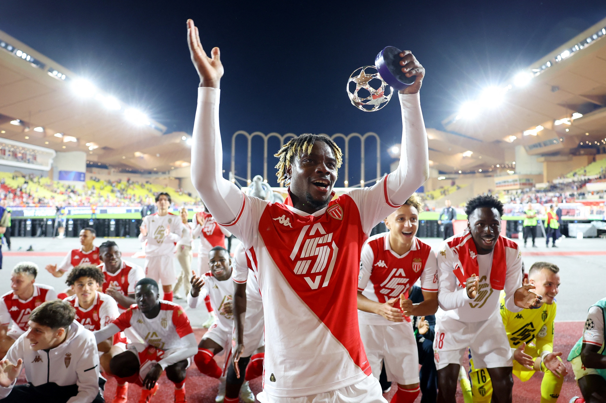 Barcelona thua sốc Monaco, ch&ecirc;nh v&ecirc;nh bờ vực play-off Champions League- Ảnh 5.
