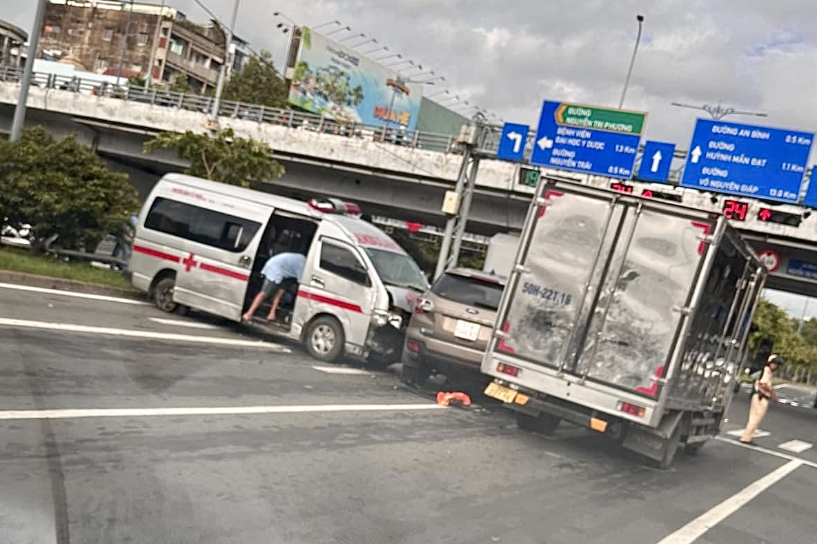 Tai nạn li&ecirc;n ho&agrave;n li&ecirc;n quan xe cứu thương ở TP HCM- Ảnh 2.