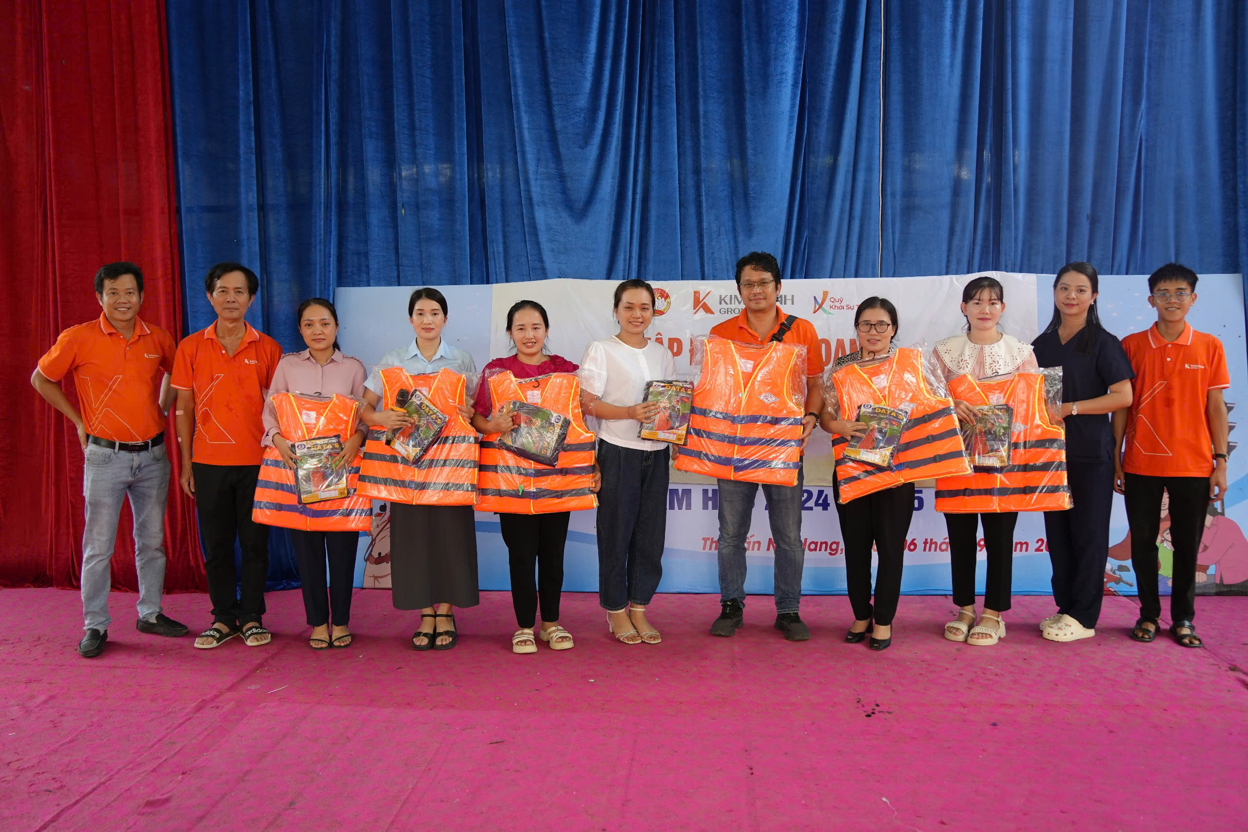  
Tập đo&agrave;n Kim Oanh hỗ trợ tr&ecirc;n 5 tỉ đồng gi&uacute;p đồng b&agrave;o v&ugrave;ng b&atilde;o lũ Miền Bắc khắc phục kh&oacute; khăn- Ảnh 8.
