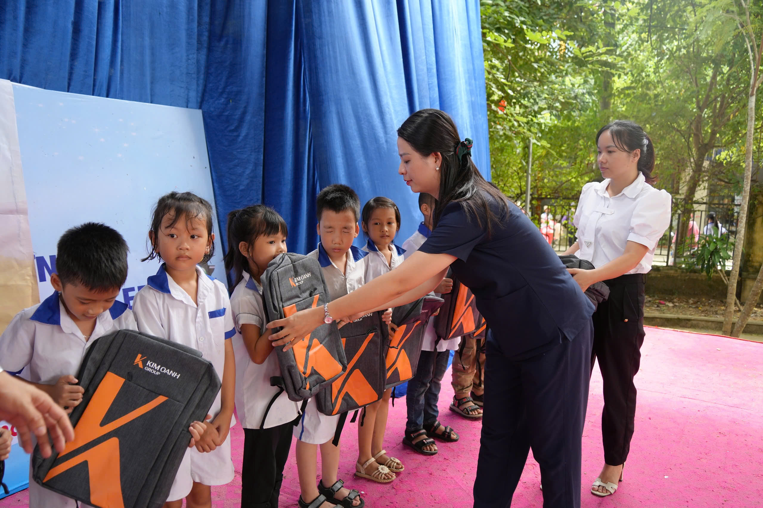  
Tập đo&agrave;n Kim Oanh hỗ trợ tr&ecirc;n 5 tỉ đồng gi&uacute;p đồng b&agrave;o v&ugrave;ng b&atilde;o lũ Miền Bắc khắc phục kh&oacute; khăn- Ảnh 6.