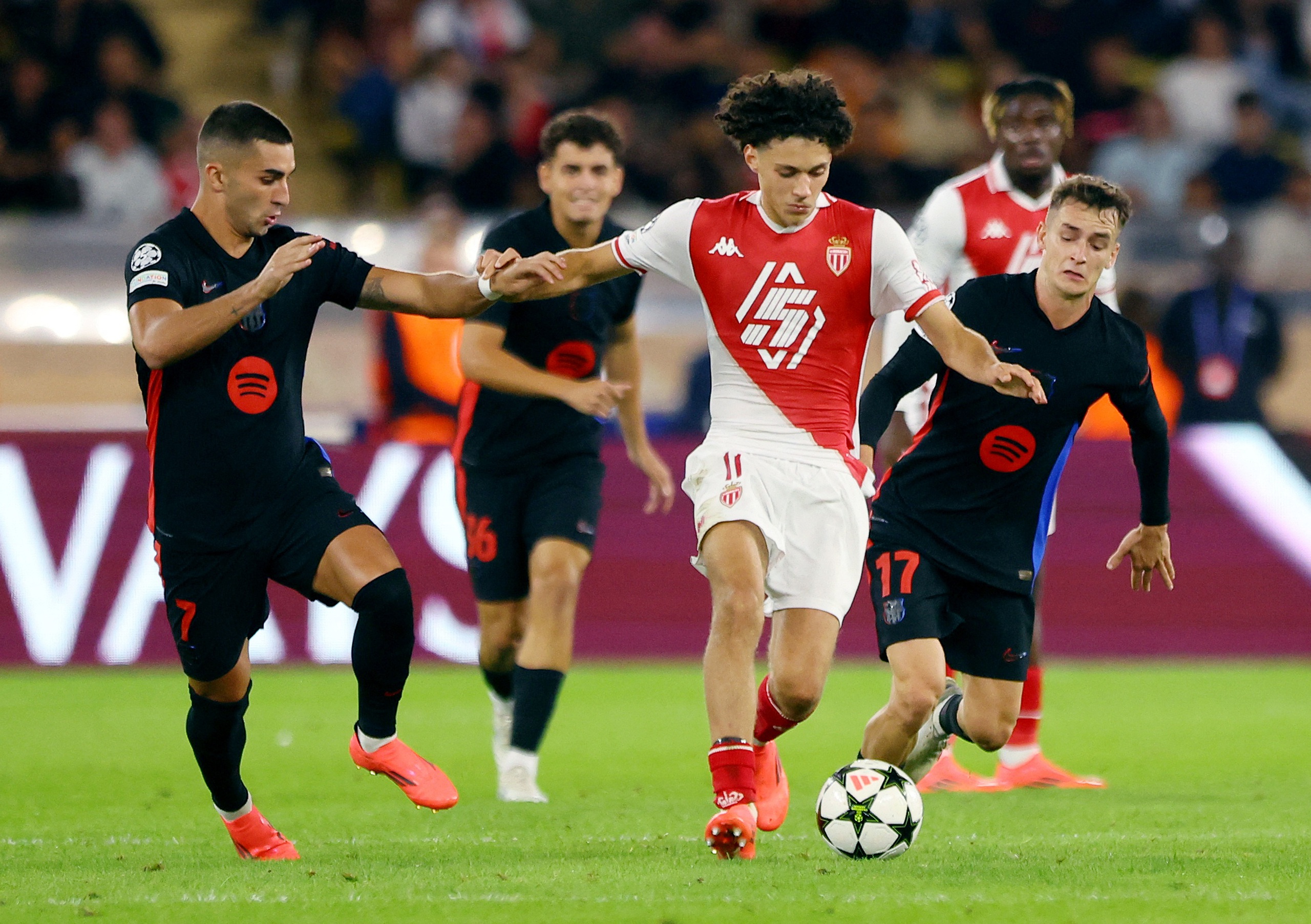 Barcelona thua sốc Monaco, ch&ecirc;nh v&ecirc;nh bờ vực play-off Champions League- Ảnh 3.