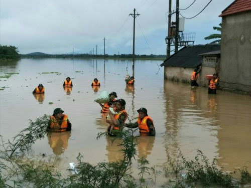 Ấm t&igrave;nh d&acirc;n tộc, Peak Markets chung tay c&ugrave;ng đồng b&agrave;o hậu si&ecirc;u b&atilde;o Yagi- Ảnh 2.