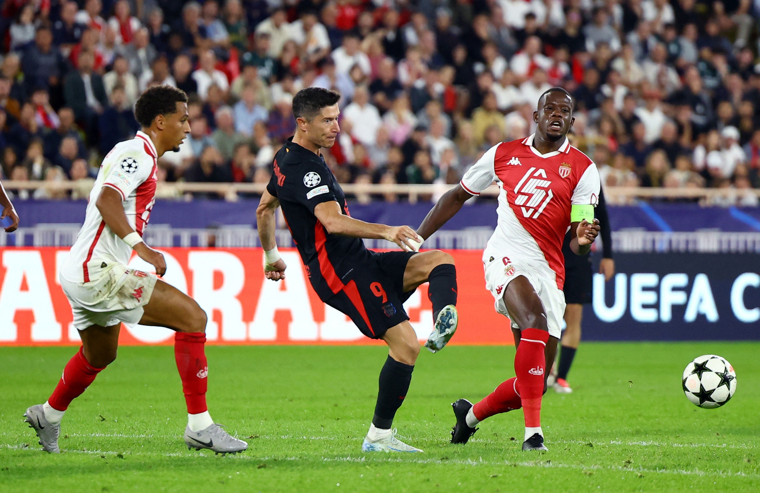 Barcelona thua sốc Monaco, ch&ecirc;nh v&ecirc;nh bờ vực play-off Champions League- Ảnh 1.