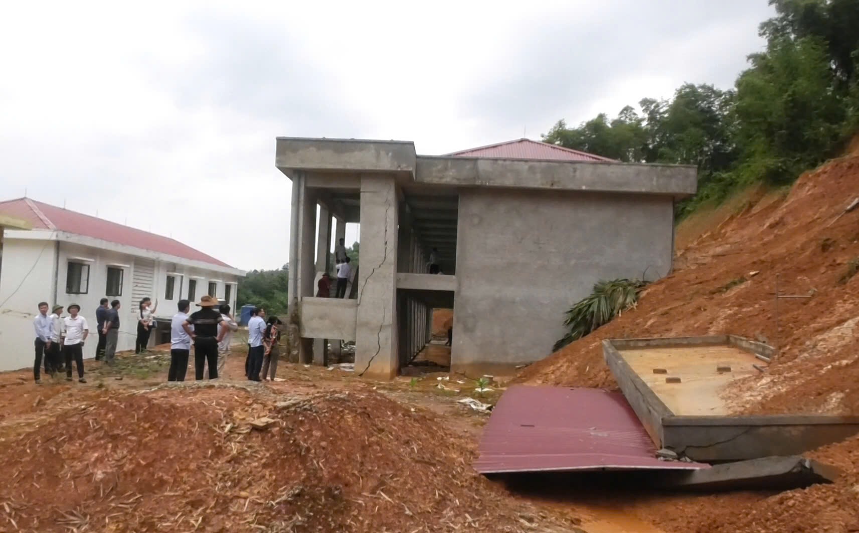 Xuất hiện vết nứt sau ng&ocirc;i trường bị sạt lở x&ocirc; nghi&ecirc;ng, di dời 276 học sinh, gi&aacute;o vi&ecirc;n- Ảnh 1.
