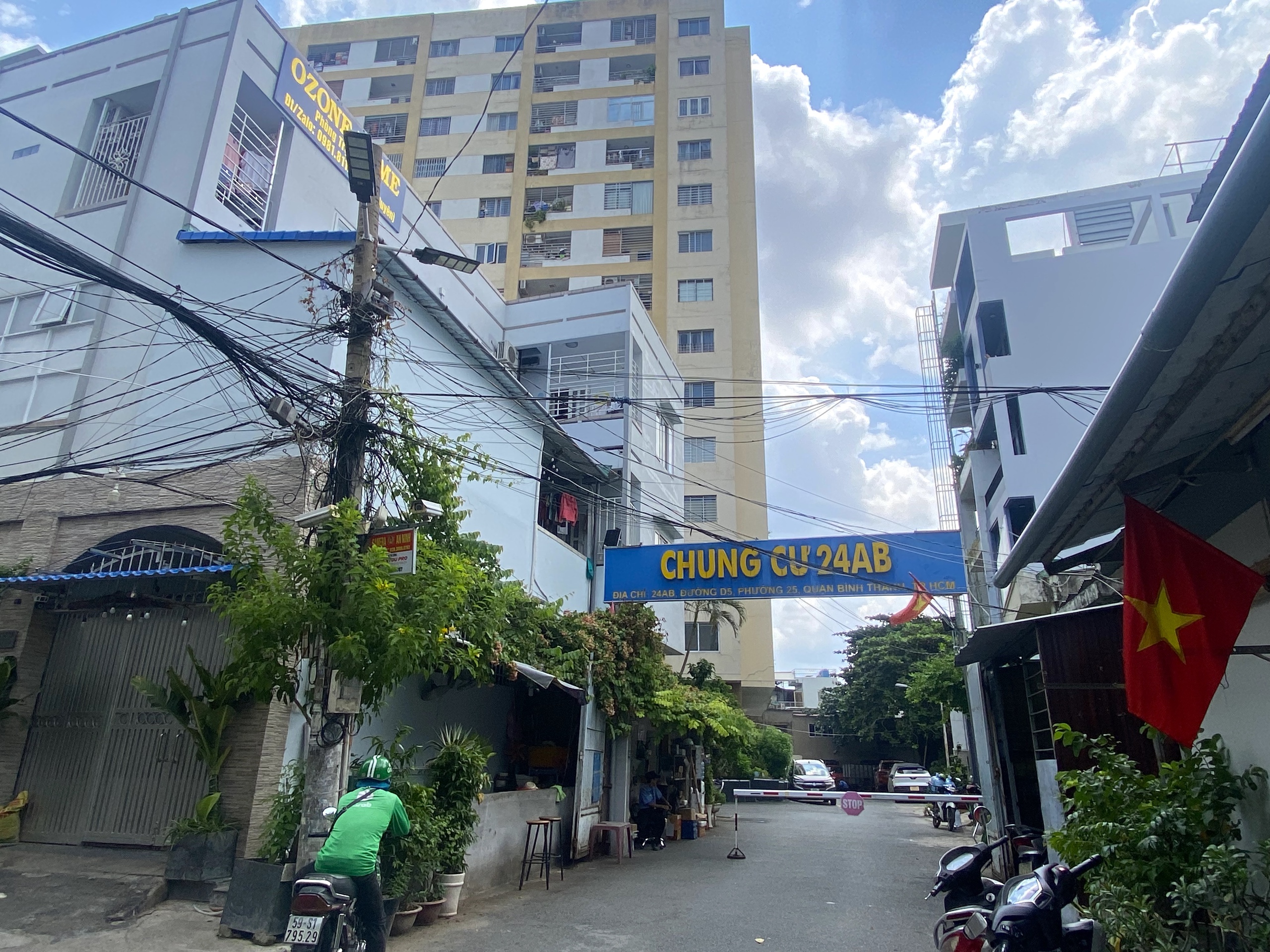 Một số cư d&acirc;n chung cư 24AB (phường 25, quận B&igrave;nh Thạnh, TP HCM) bị cắt nước sinh hoạt do kh&ocirc;ng đ&oacute;ng quỹ bảo tr&igrave; Ảnh: QUỐC ANH