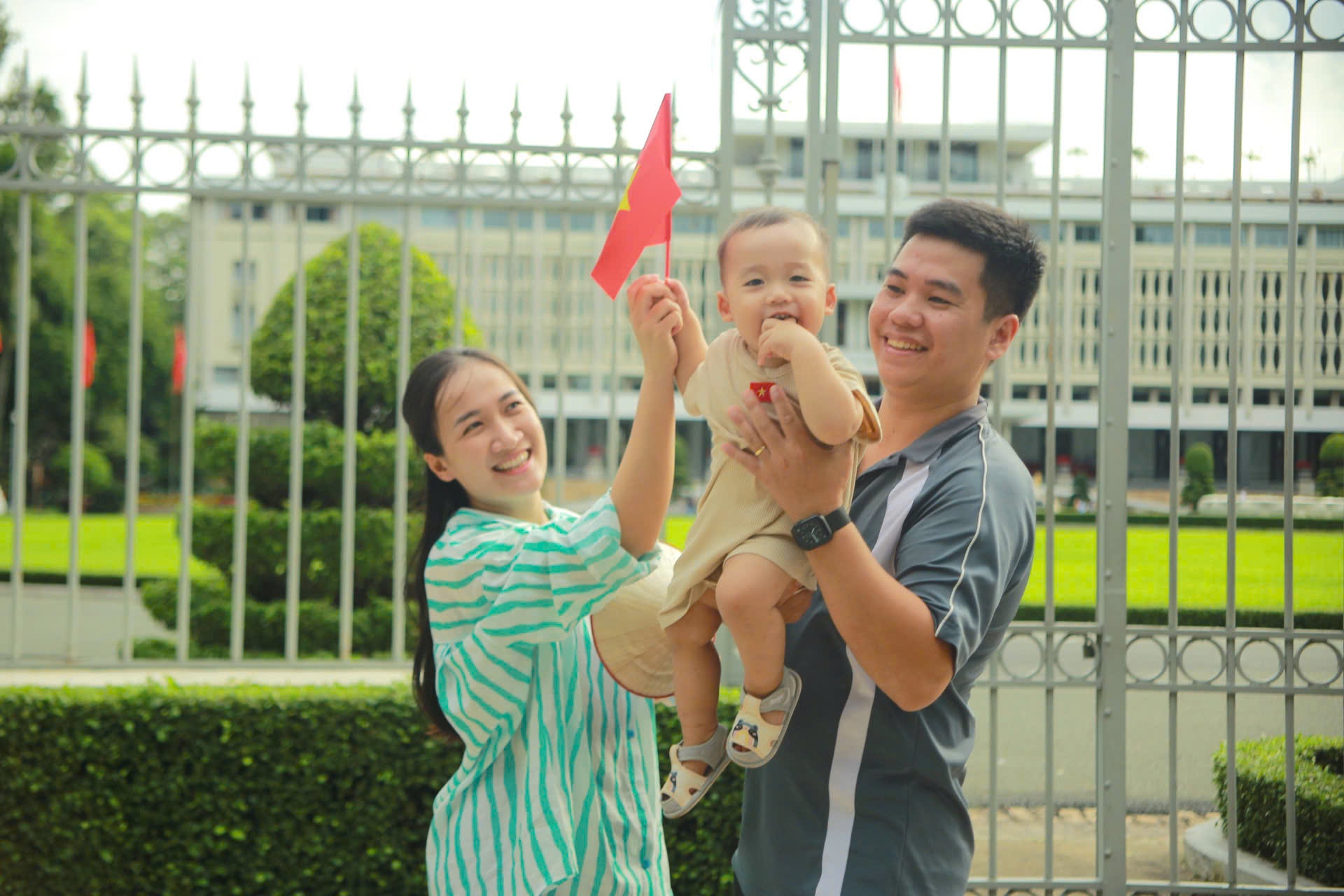 Gia đình anh Nguyễn Đình Minh (tỉnh Bình Phước) tham quan Di tích Lịch sử Dinh Độc Lập (nay là Hội trường Thống Nhất, quận 1, TP HCM)Ảnh: THÁI PHƯƠNG