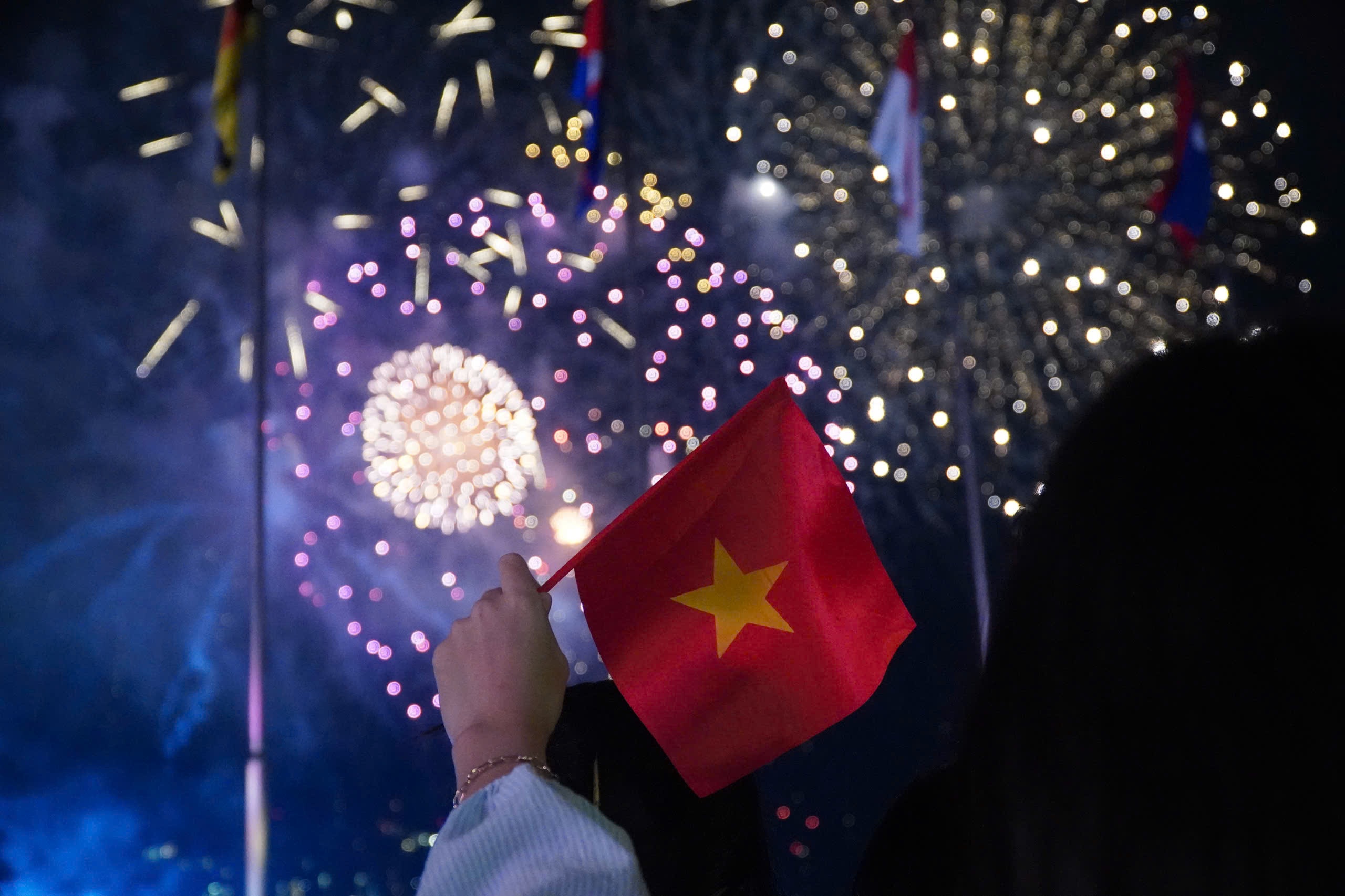 Người d&acirc;n TP HCM b&agrave;y tỏ l&ograve;ng y&ecirc;u nước dưới bầu trời ph&aacute;o hoa- Ảnh 4.