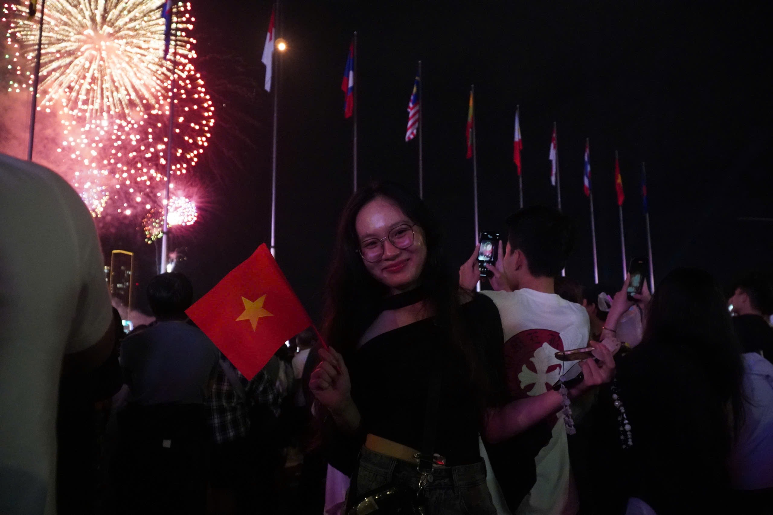 Người d&acirc;n TP HCM b&agrave;y tỏ l&ograve;ng y&ecirc;u nước dưới bầu trời ph&aacute;o hoa- Ảnh 2.