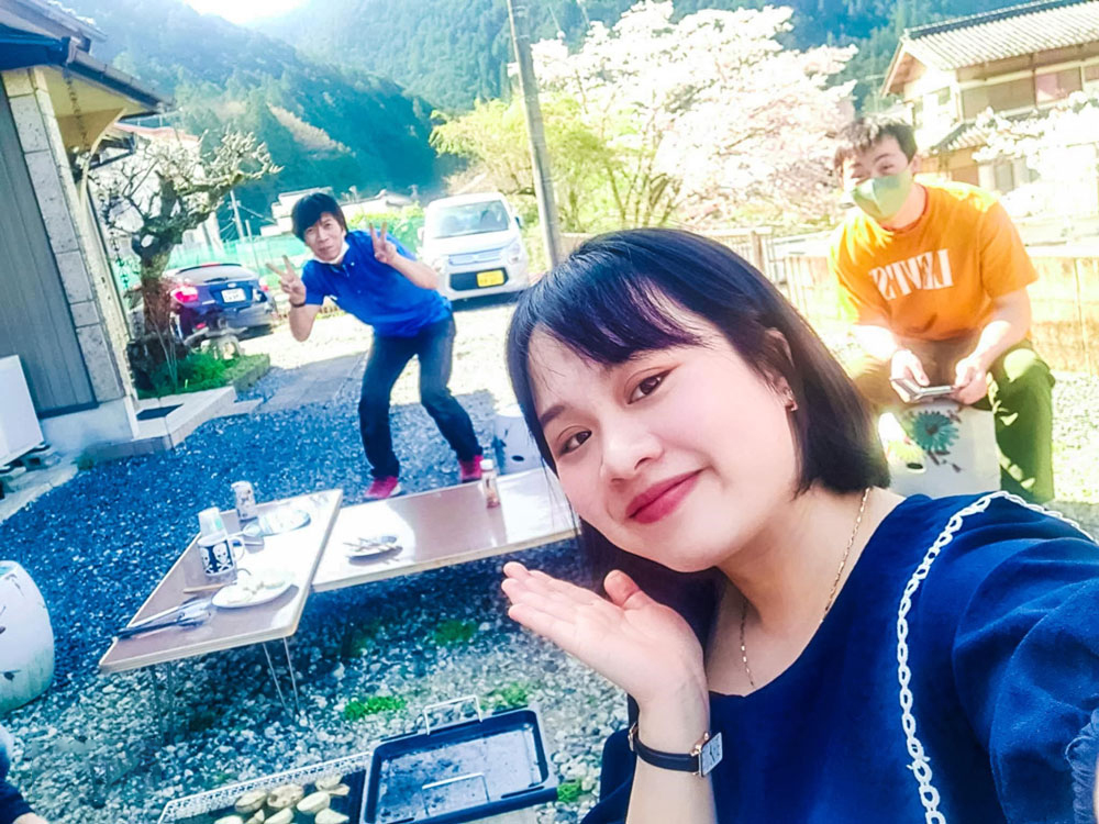 Mai Hương v&agrave; những người bạn khi c&ograve;n l&agrave;m việc ở n&ocirc;ng trại tại Aichi - Nhật Bản (Ảnh do nh&acirc;n vật cung cấp)