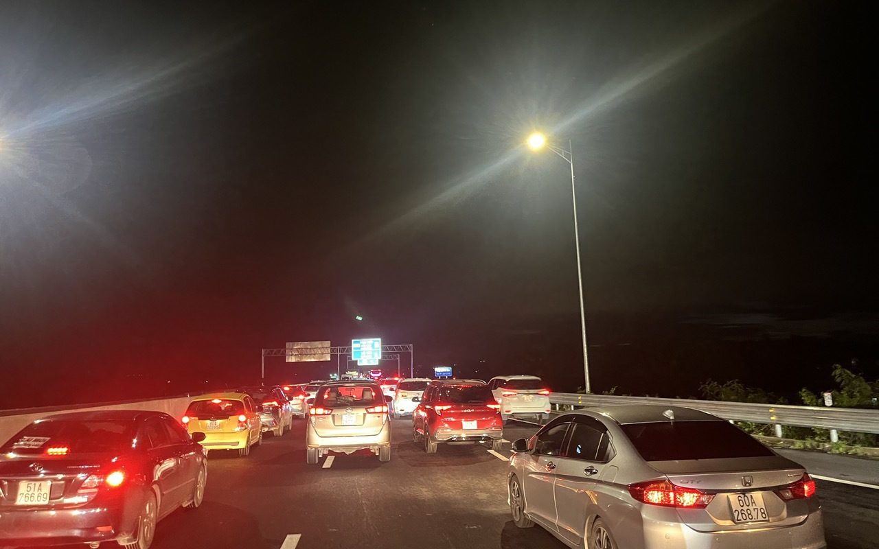 CLIP: Ô tô nối đuôi nhau trên cao tốc Phan Thiết-Dầu Giây, xe từ BR-VT về TP HCM không được vào cao tốc