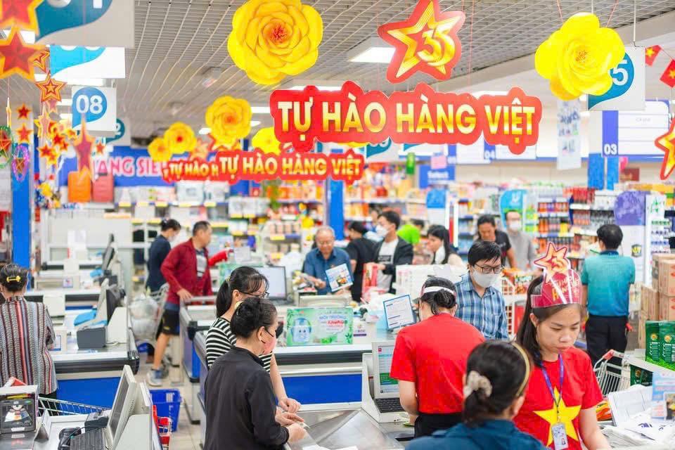 Si&ecirc;u thị ở TP HCM tấp nập kh&aacute;ch - Ảnh 9.