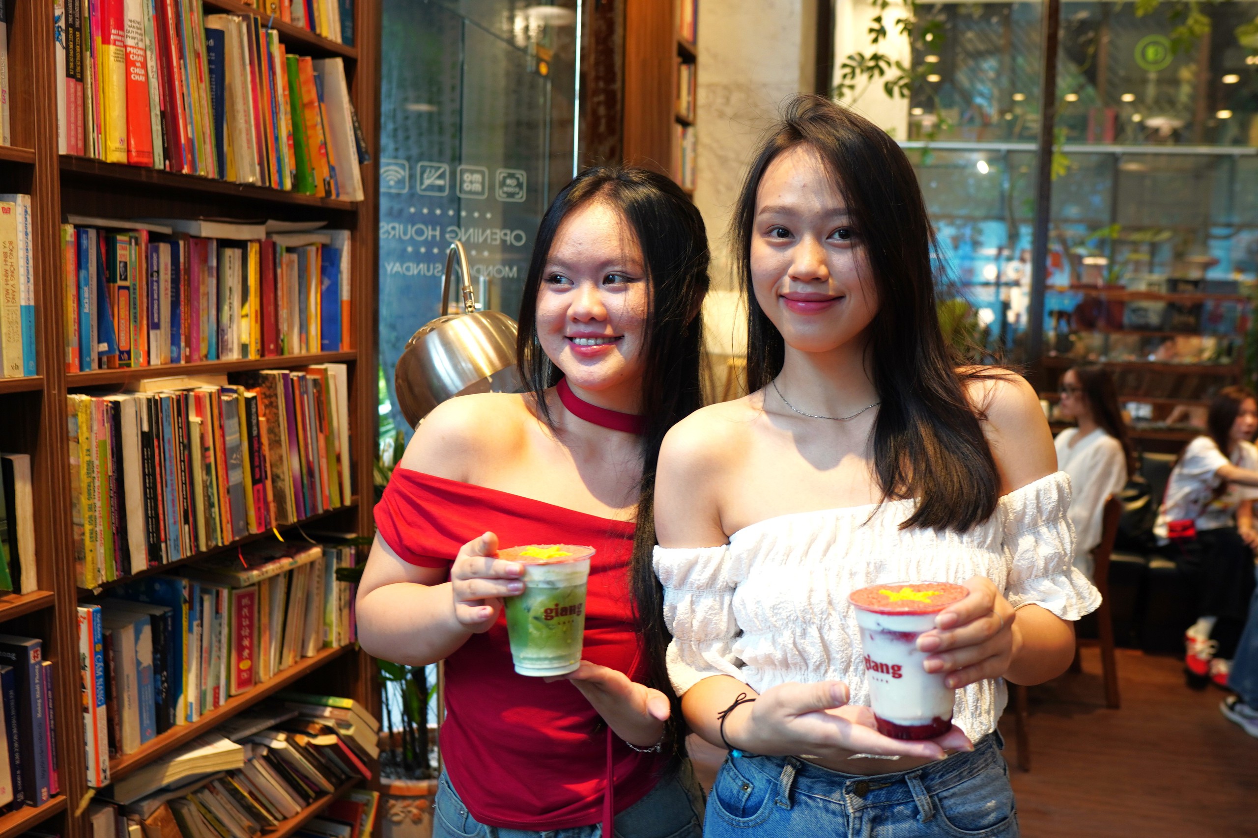 Giới trẻ TP HCM th&iacute;ch th&uacute; với những "si&ecirc;u phẩm" ẩm thực - Ảnh 8.