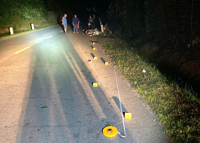 Nam thiếu ni&ecirc;n 16 tuổi đi xe m&aacute;y t&ocirc;ng thiếu t&aacute; c&ocirc;ng an trọng thương- Ảnh 1.