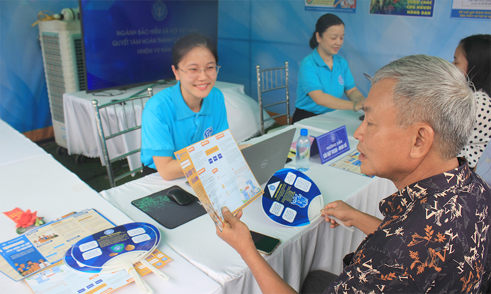 Chưa c&oacute; t&agrave;i khoản ATM, nhận lương hưu, trợ cấp thế n&agrave;o?- Ảnh 1.