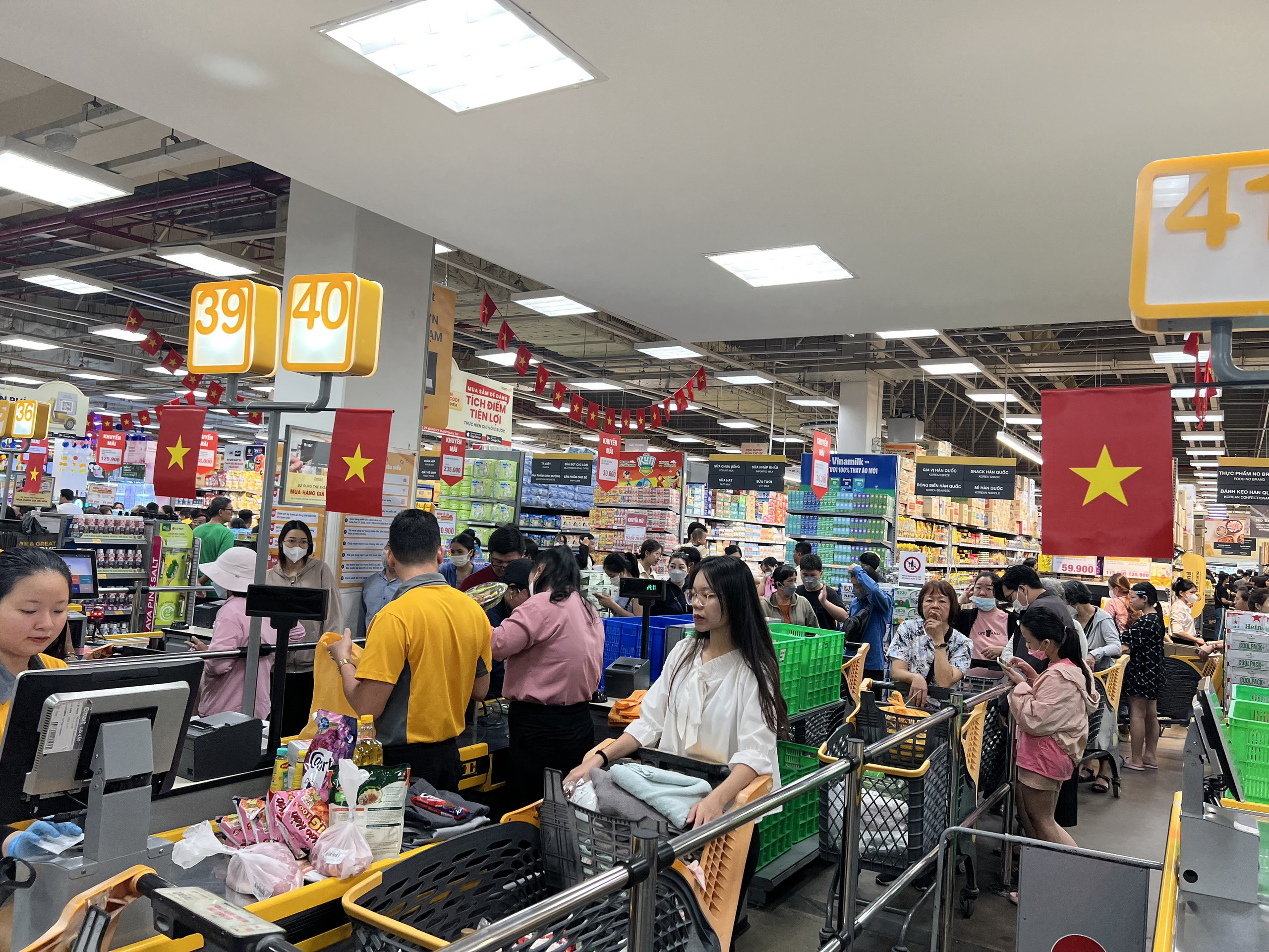 Si&ecirc;u thị ở TP HCM tấp nập kh&aacute;ch - Ảnh 5.