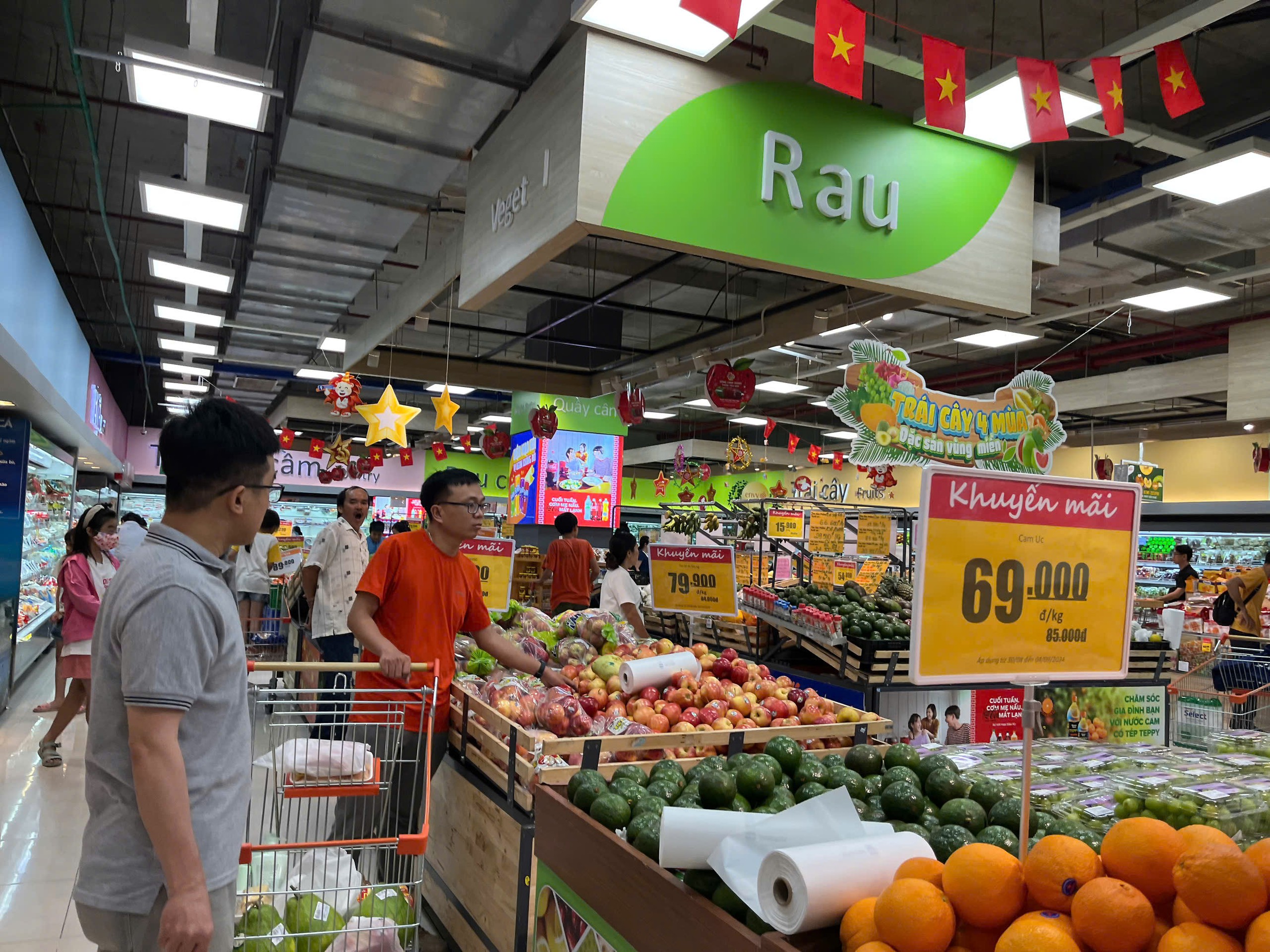 Si&ecirc;u thị ở TP HCM tấp nập kh&aacute;ch - Ảnh 8.