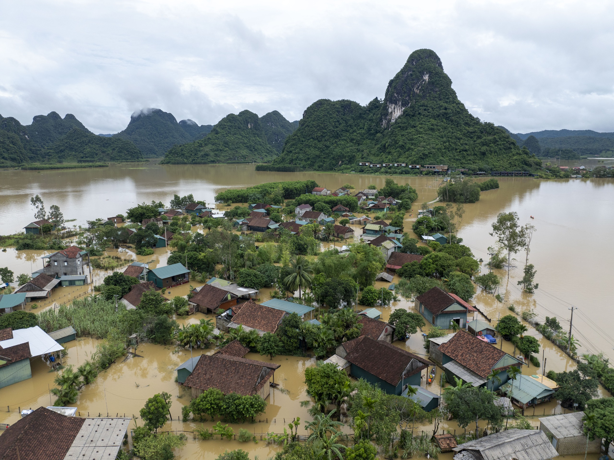 Bất ngờ cuộc sống ở "Làng du lịch tốt nhất thế giới" Tân Hóa trong cảnh ngập lụt- Ảnh 1.