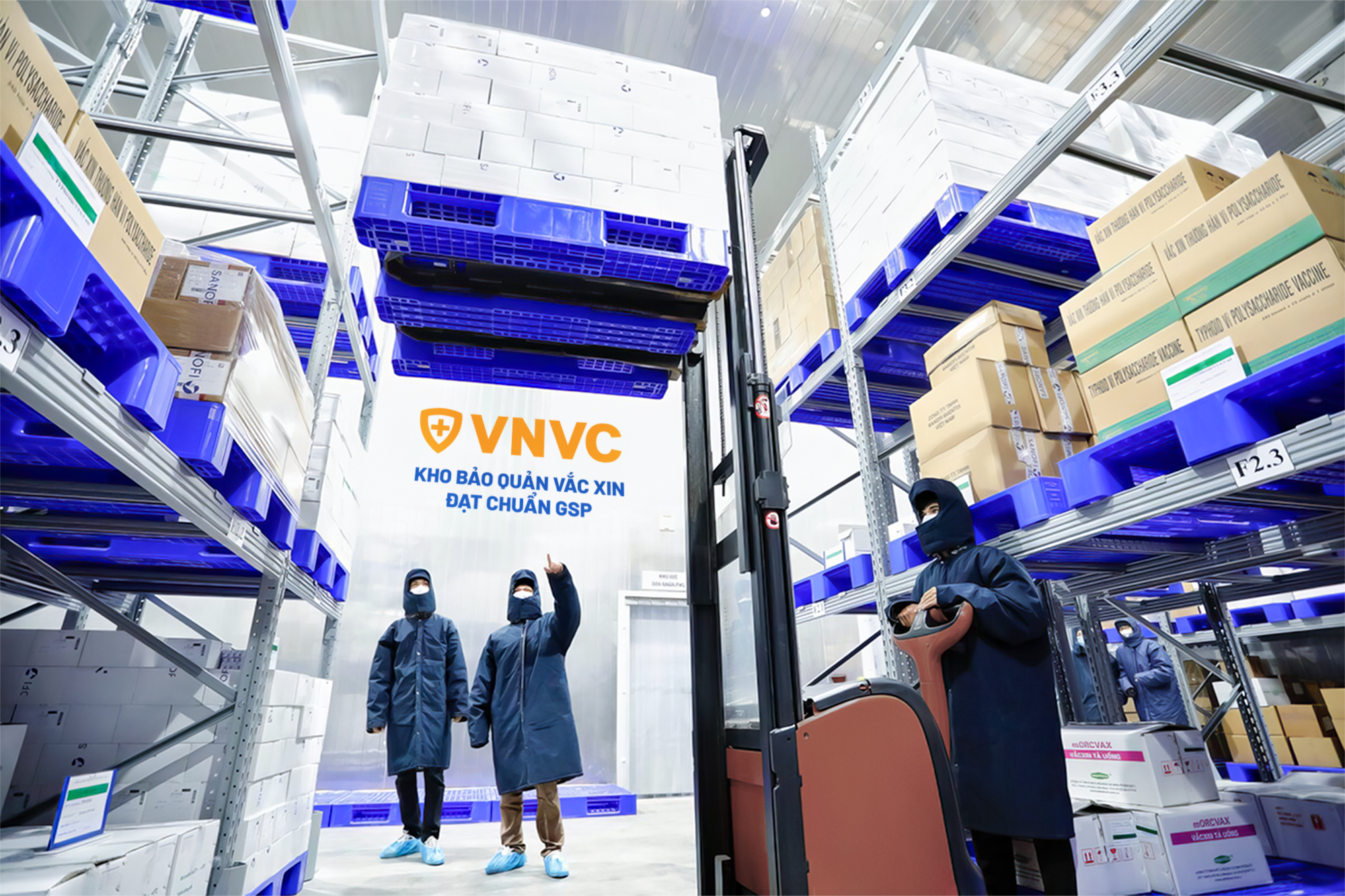 VNVC đầu tư x&acirc;y dựng hệ thống h&agrave;ng trăm kho lạnh, d&acirc;y chuyền lạnh đạt chuẩn GSP theo ti&ecirc;u chuẩn quốc tế tại khắp c&aacute;c địa phương, c&oacute; thể bảo quản đồng thời hơn 400 triệu liều vắc-xin ở điều kiện nhiệt độ 2-8 độ C
