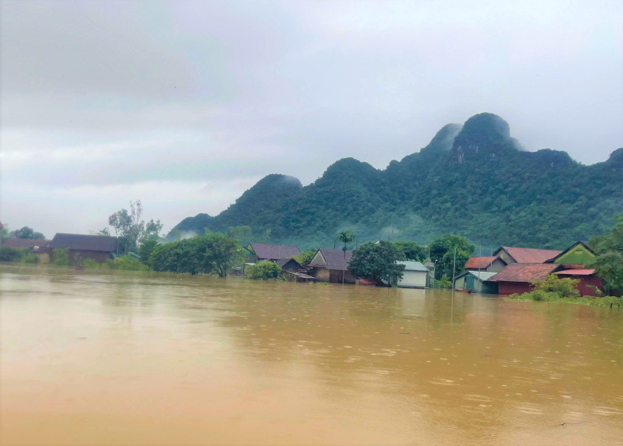 Quảng Bình: Mưa lũ cô lập 37 thôn, bản; 600 nhà dân ngập lụt- Ảnh 2.