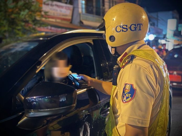 H&agrave; Nội đề nghị người d&acirc;n gi&aacute;m s&aacute;t c&aacute;n bộ, vi&ecirc;n chức chấp h&agrave;nh quy định nồng độ cồn khi l&aacute;i xe- Ảnh 1.