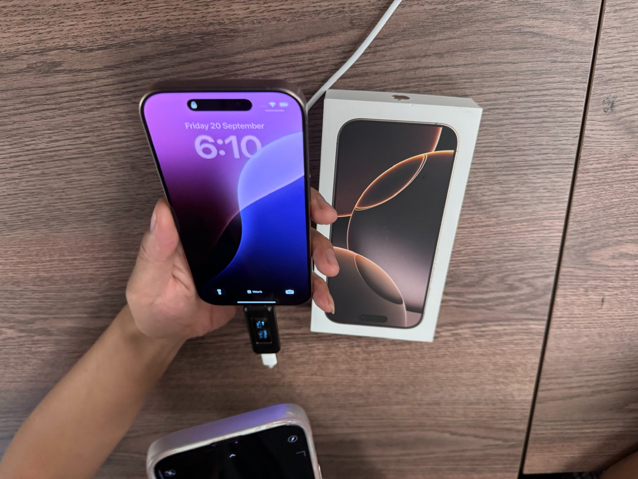 Cận cảnh mở hộp và trải nghiệm iPhone 16 Pro- Ảnh 2.