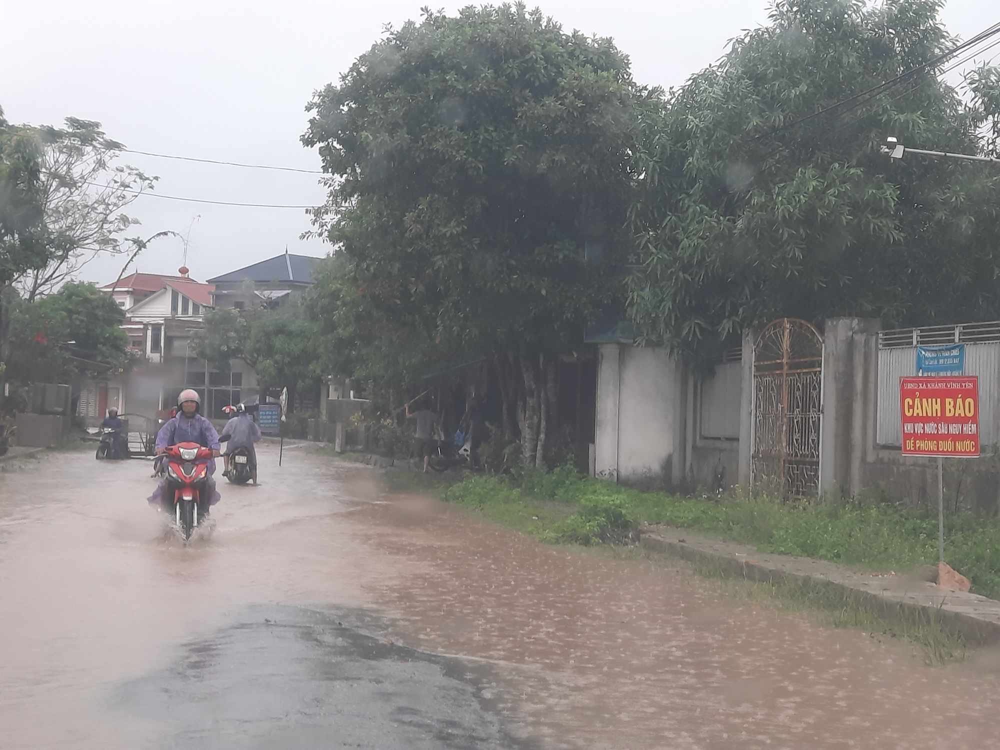 H&agrave; Tĩnh: Hơn 10.000 học sinh nghỉ học, nhiều tuyến đường bị ngập do mưa lũ- Ảnh 3.